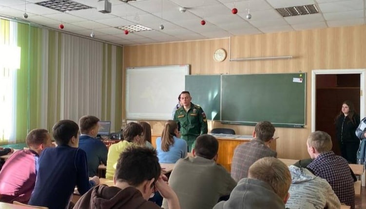 Встреча старшеклассников с курсантом Михайловской военной артиллерийской академии Александром Неврюевым.