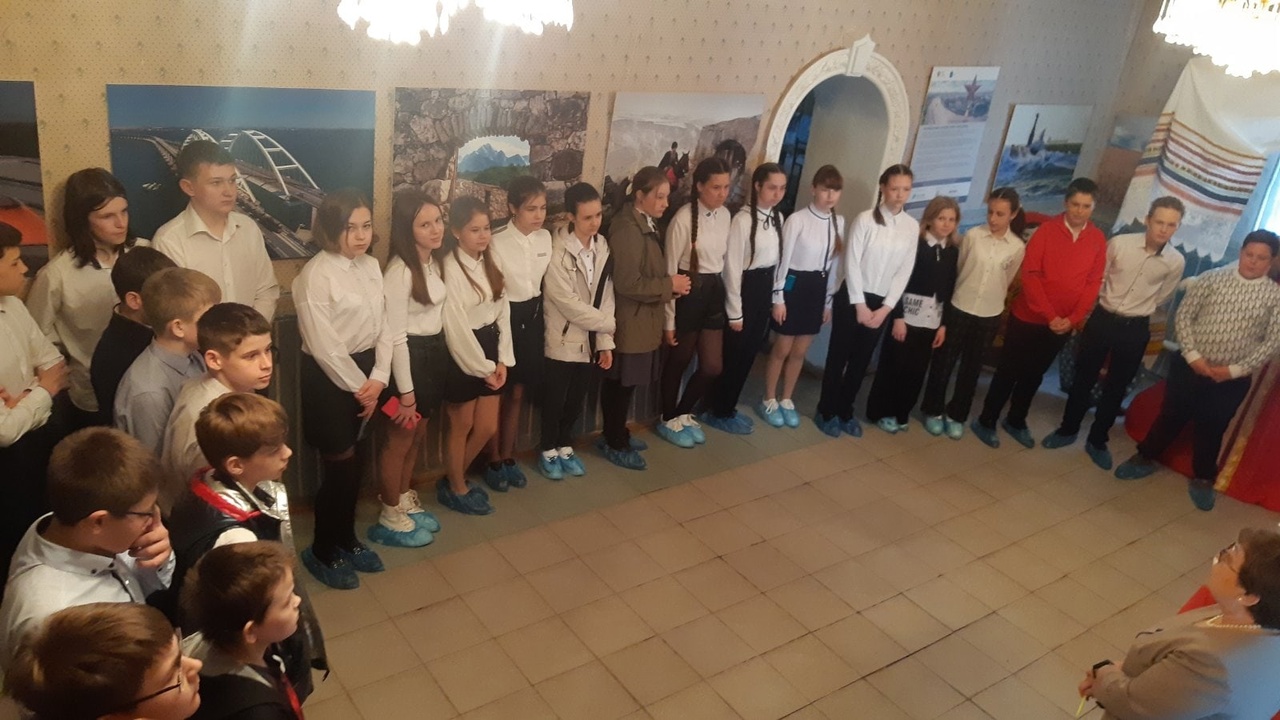 Учащиеся 6 Б класса в День русской нации  посетили Базарно-Карабулаский музей истории и краеведения.