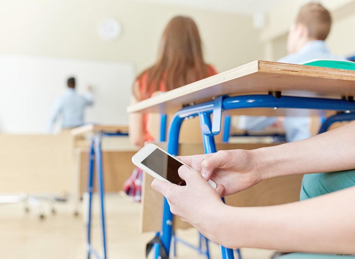 Президент подписал закон об ограничении использования мобильных телефонов в школах.
