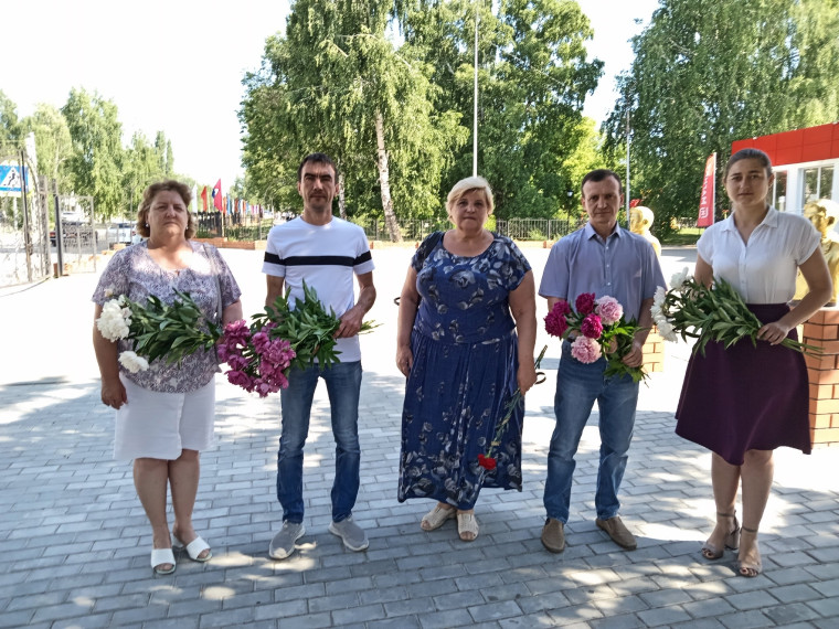 Сегодня жители нашей необъятной Родины отмечают один из самых молодых, но значимых праздников - День России..