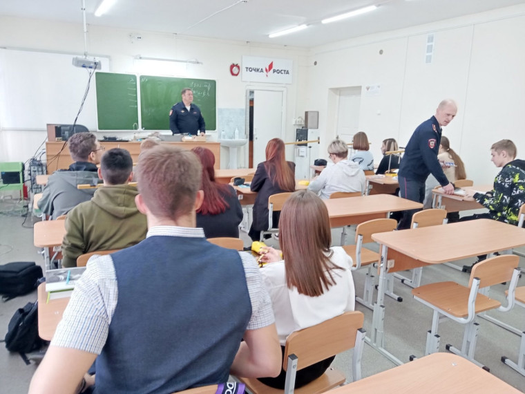 Сегодня состоялась профориентационная профилактическая встреча учащихся старших классов с сотрудниками МВД России.