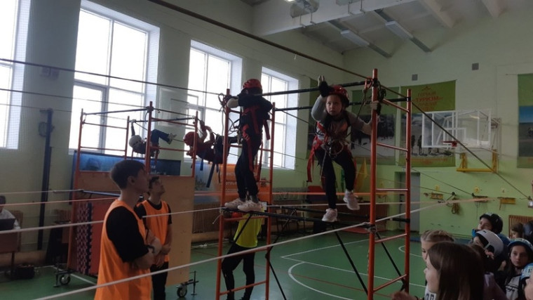 Участие в первенстве города Саратова по спортивному туризму в закрытых помещениях, на дистанциях 1-3 классов.