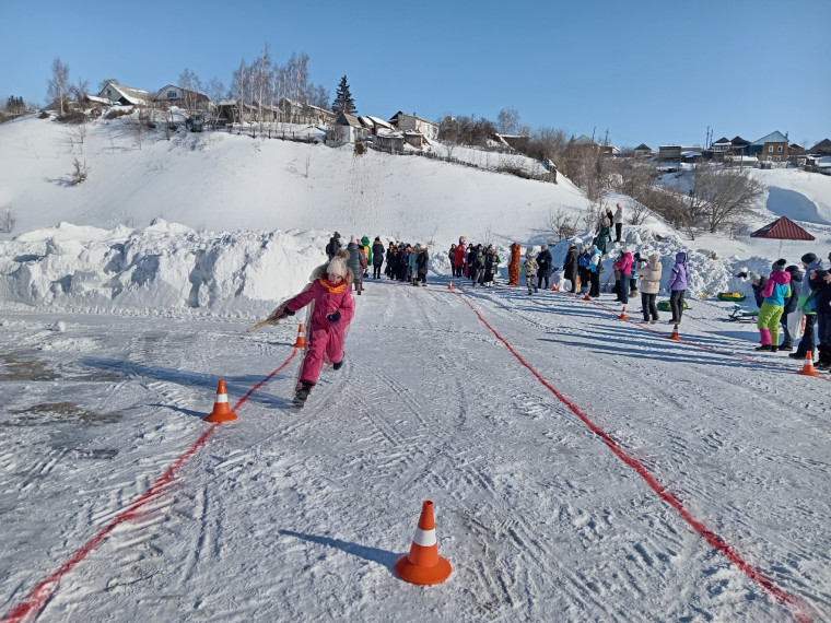 Ребята 5-х класов большим удовольствием присутствовали на торжественном открытие первенства Базарно - Карабулакского муниципального района по лыжным гонкам в рамках XLII открытой массовой лыжной гонки &quot;Лыжня России&quot;.