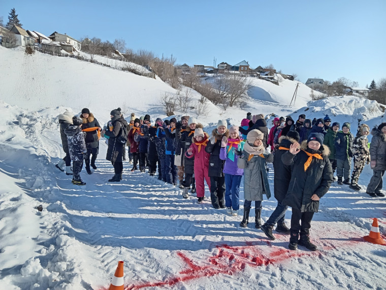 Ребята 5-х класов большим удовольствием присутствовали на торжественном открытие первенства Базарно - Карабулакского муниципального района по лыжным гонкам в рамках XLII открытой массовой лыжной гонки &quot;Лыжня России&quot;.