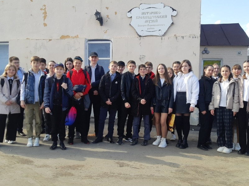 Учащиеся 6 Б класса в День русской нации  посетили Базарно-Карабулаский музей истории и краеведения.