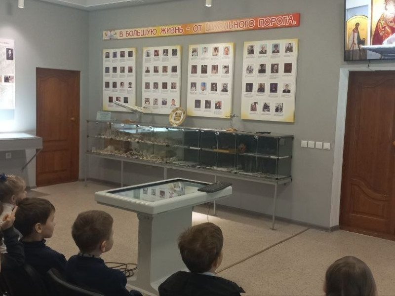 Музей истории школы им. А. Н. Рыбаковой вновь распахнул свои двери для самых юных участников образовательного процесса нашей школы..